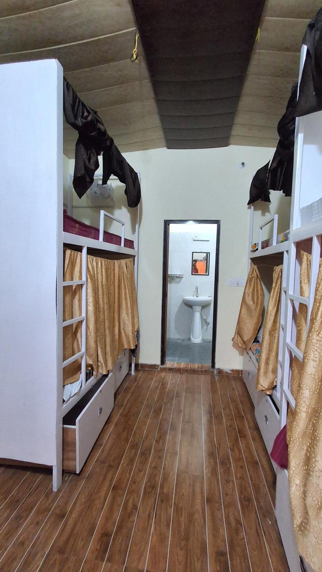 Landlopers Hostel Rishikesh Exterior photo